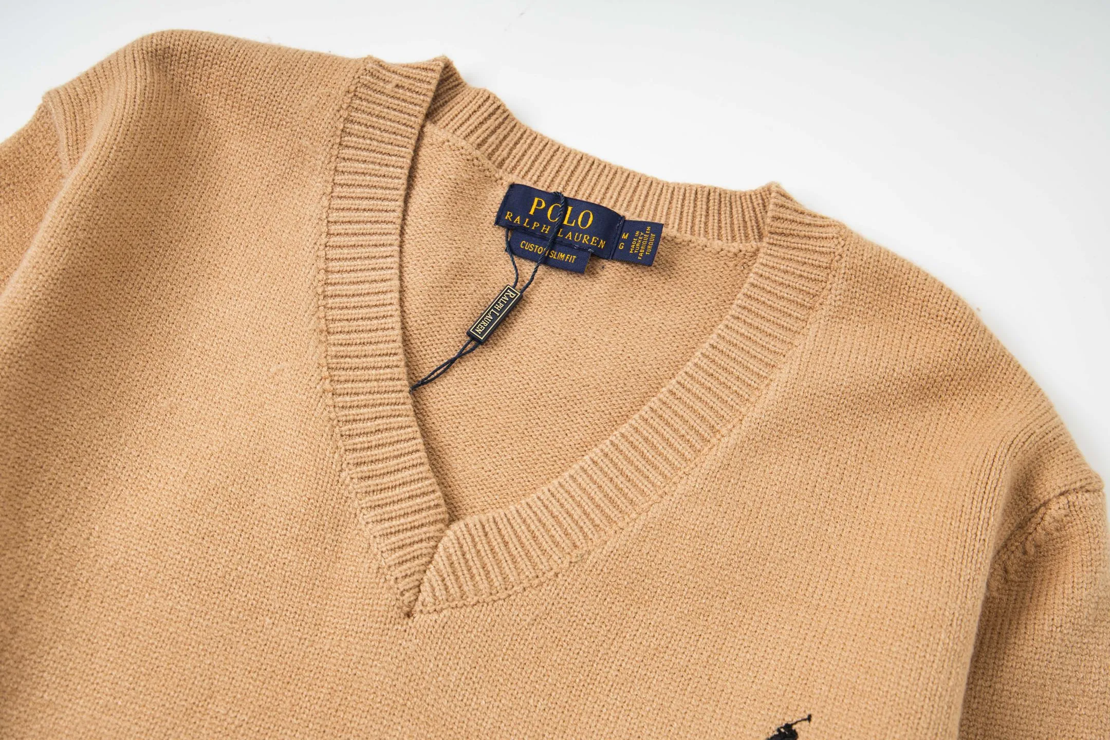 P210 Style number: Y197 Ralph Lauren men's crew neck sweater men's hemp flower original collar sweater. The version is really good-looking. It can be worn alone or as a jacket to be worn inside or outside. The upper body shows personal fashion charm. Four colors are available. The same style for men and women. A must-see item for new summer products. Tag, hanging grain, washed, packaging bag, full set of accessories. Very good appearance. Super exquisite workmanship. Size: S-XL